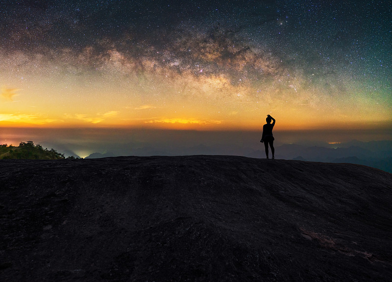 包含星空下的夜间徒步，感受黑暗中的运动魅力的词条